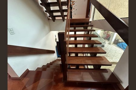 Casa de condomínio para alugar com 571m², 3 quartos e 4 vagas Casa de condomínio para alugar com 571m², 3 quartos e 4 vagasEscada