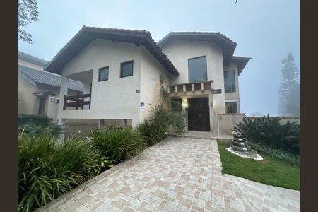 Casa de condomínio para alugar com 571m², 3 quartos e 4 vagas Casa de condomínio para alugar com 571m², 3 quartos e 4 vagasFachada