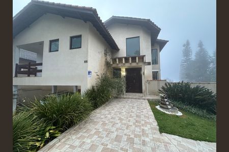 Casa de condomínio para alugar com 571m², 3 quartos e 4 vagas Casa de condomínio para alugar com 571m², 3 quartos e 4 vagasFachada