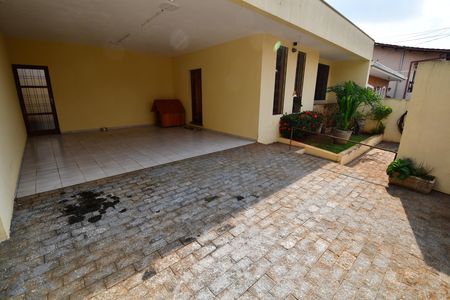 Casa à venda com 183m², 3 quartos e 3 vagasGaragem / Jardim