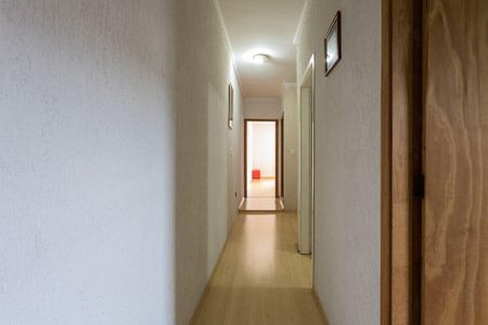 Casa à venda com 180m², 4 quartos e 3 vagas Casa à venda com 180m², 4 quartos e 3 vagasCorredor