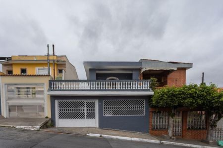 Casa à venda com 180m², 4 quartos e 3 vagas Casa à venda com 180m², 4 quartos e 3 vagasFachada