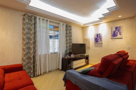 Casa à venda com 180m², 4 quartos e 3 vagas Casa à venda com 180m², 4 quartos e 3 vagasQuarto