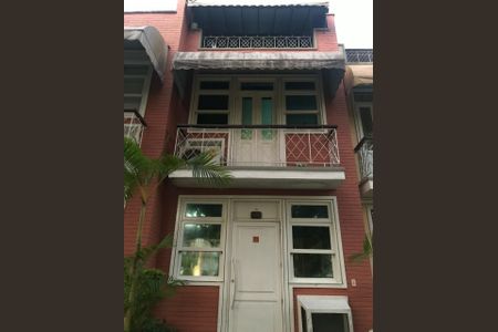 Casa de condomínio à venda com 212m², 4 quartos e 2 vagasFachada