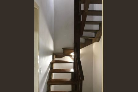 Casa de condomínio à venda com 212m², 4 quartos e 2 vagasEscada