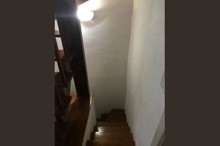 Casa de condomínio à venda com 212m², 4 quartos e 2 vagasEscada