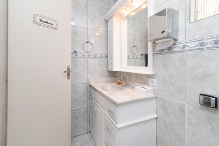 Casa à venda com 248m², 4 quartos e 2 vagas Casa à venda com 248m², 4 quartos e 2 vagasBanheiro 1