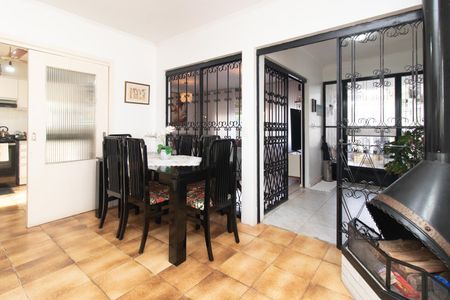 Casa à venda com 248m², 4 quartos e 2 vagas Casa à venda com 248m², 4 quartos e 2 vagasSala