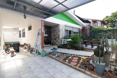 Casa à venda com 248m², 4 quartos e 2 vagas Casa à venda com 248m², 4 quartos e 2 vagasFachada