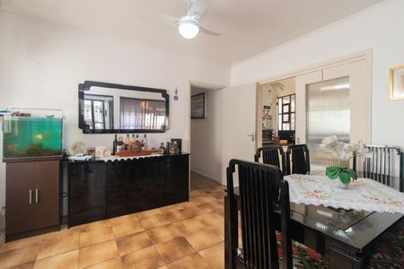 Casa à venda com 248m², 4 quartos e 2 vagas Casa à venda com 248m², 4 quartos e 2 vagasSala