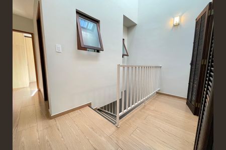 Casa de condomínio à venda com 132m², 3 quartos e 2 vagas Casa de condomínio à venda com 132m², 3 quartos e 2 vagasEscada