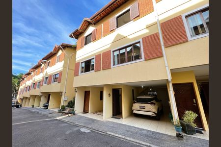 Casa de condomínio à venda com 132m², 3 quartos e 2 vagas Casa de condomínio à venda com 132m², 3 quartos e 2 vagasFachada