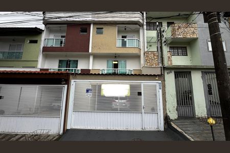 Casa à venda com 180m², 3 quartos e 4 vagas Casa à venda com 180m², 3 quartos e 4 vagasFachada