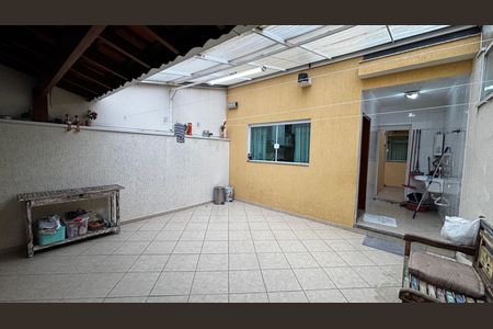 Casa à venda com 180m², 3 quartos e 4 vagas Casa à venda com 180m², 3 quartos e 4 vagasQuintal