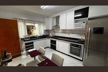 Casa à venda com 180m², 3 quartos e 4 vagas Casa à venda com 180m², 3 quartos e 4 vagasCozinha