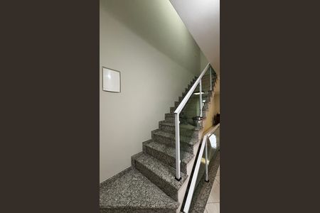 Casa à venda com 180m², 3 quartos e 4 vagas Casa à venda com 180m², 3 quartos e 4 vagasEscada