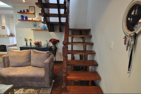 Casa de condomínio à venda com 320m², 4 quartos e 4 vagasEscada
