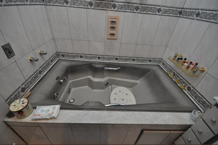Casa de condomínio à venda com 320m², 4 quartos e 4 vagasBanheiro da Suíte Master