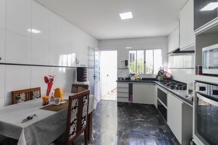Casa à venda com 125m², 2 quartos e 2 vagas Casa à venda com 125m², 2 quartos e 2 vagasCozinha