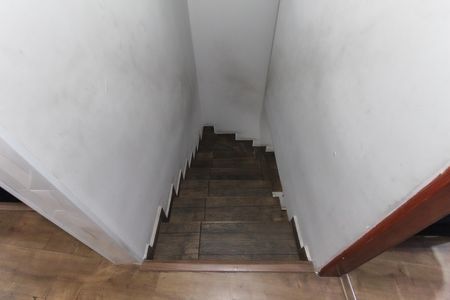 Casa à venda com 125m², 2 quartos e 2 vagas Casa à venda com 125m², 2 quartos e 2 vagasEscada