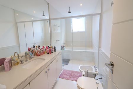 Casa de condomínio à venda com 750m², 4 quartos e 8 vagasBanheiro da Suíte 2