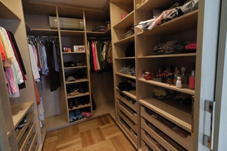 Casa de condomínio à venda com 750m², 4 quartos e 8 vagasCloset da suíte 3