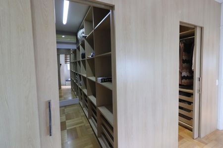 Casa de condomínio à venda com 750m², 4 quartos e 8 vagasCloset da suíte 1