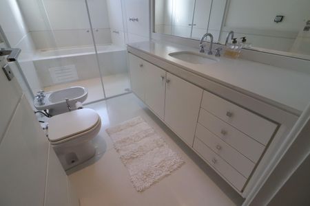 Casa de condomínio à venda com 750m², 4 quartos e 8 vagasBanheiro da Suíte 4