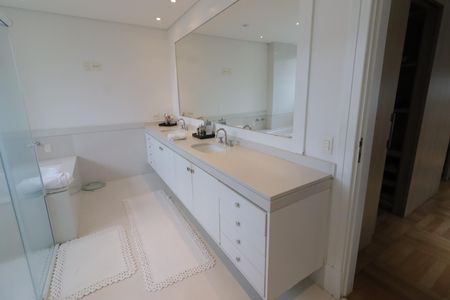 Casa de condomínio à venda com 750m², 4 quartos e 8 vagasBanheiro da Suíte 1