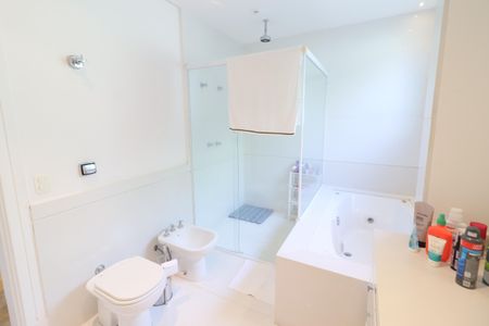 Casa de condomínio à venda com 750m², 4 quartos e 8 vagasBanheiro da Suíte 3
