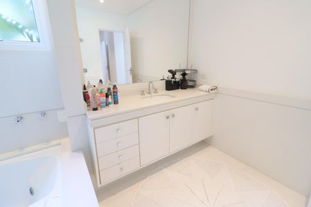 Casa de condomínio à venda com 750m², 4 quartos e 8 vagasBanheiro da Suíte 3