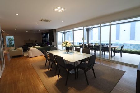 Casa de condomínio à venda com 750m², 4 quartos e 8 vagasSala