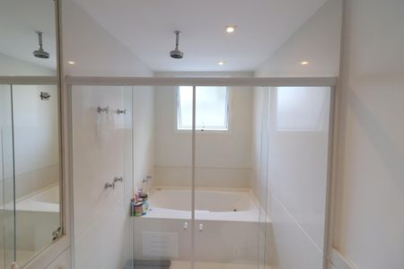Casa de condomínio à venda com 750m², 4 quartos e 8 vagasBanheiro da Suíte 2
