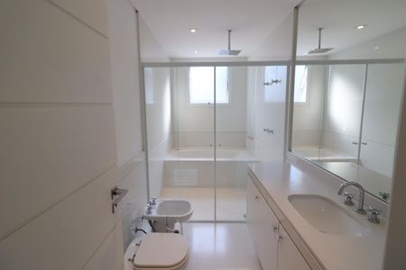 Casa de condomínio à venda com 750m², 4 quartos e 8 vagasBanheiro da Suíte 4