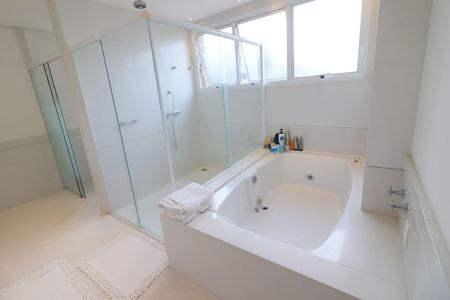 Casa de condomínio à venda com 750m², 4 quartos e 8 vagasBanheiro da Suíte 1