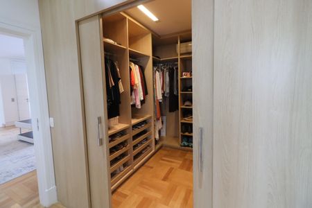 Casa de condomínio à venda com 750m², 4 quartos e 8 vagasCloset da suíte 3