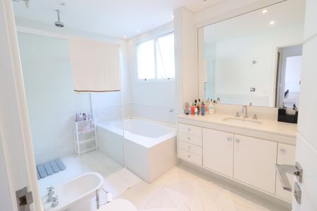 Casa de condomínio à venda com 750m², 4 quartos e 8 vagasBanheiro da Suíte 3