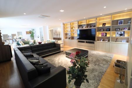 Casa de condomínio à venda com 750m², 4 quartos e 8 vagasSala