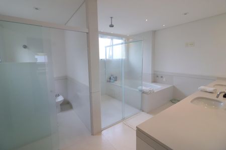 Casa de condomínio à venda com 750m², 4 quartos e 8 vagasBanheiro da Suíte 1
