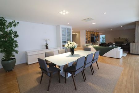 Casa de condomínio à venda com 750m², 4 quartos e 8 vagasSala