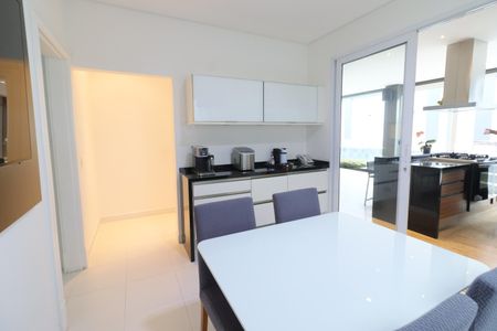 Casa de condomínio à venda com 750m², 4 quartos e 8 vagasCozinha e Área de Serviço