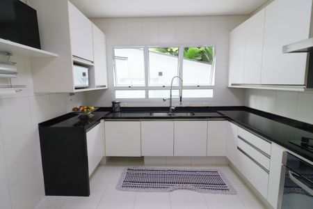 Casa de condomínio à venda com 750m², 4 quartos e 8 vagasCozinha e Área de Serviço