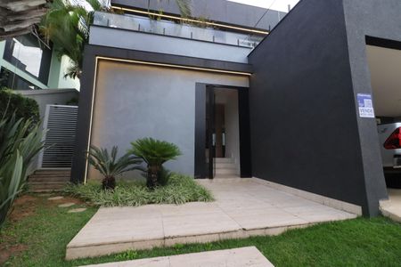 Casa de condomínio à venda com 750m², 4 quartos e 8 vagasFachada