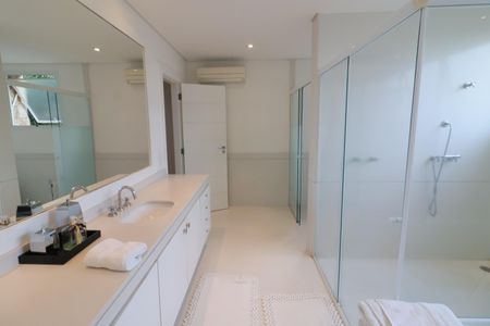 Casa de condomínio à venda com 750m², 4 quartos e 8 vagasBanheiro da Suíte 1