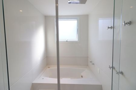 Casa de condomínio à venda com 750m², 4 quartos e 8 vagasBanheiro da Suíte 4