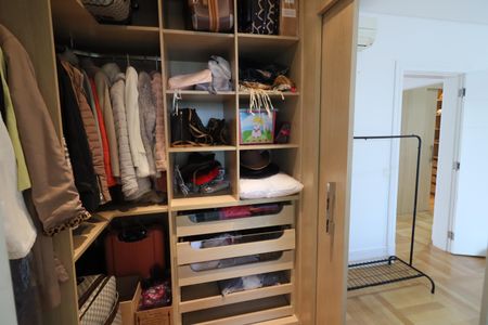 Casa de condomínio à venda com 750m², 4 quartos e 8 vagasCloset da suíte 4