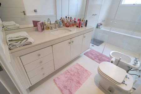 Casa de condomínio à venda com 750m², 4 quartos e 8 vagasBanheiro da Suíte 2