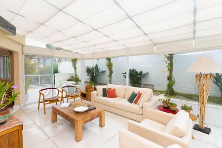 Casa de condomínio à venda com 560m², 5 quartos e 6 vagas Casa de condomínio à venda com 560m², 5 quartos e 6 vagasSala
