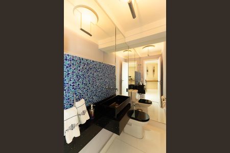 Casa de condomínio à venda com 560m², 5 quartos e 6 vagas Casa de condomínio à venda com 560m², 5 quartos e 6 vagasLavabo