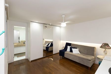 Casa de condomínio à venda com 560m², 5 quartos e 6 vagas Casa de condomínio à venda com 560m², 5 quartos e 6 vagasSuíte